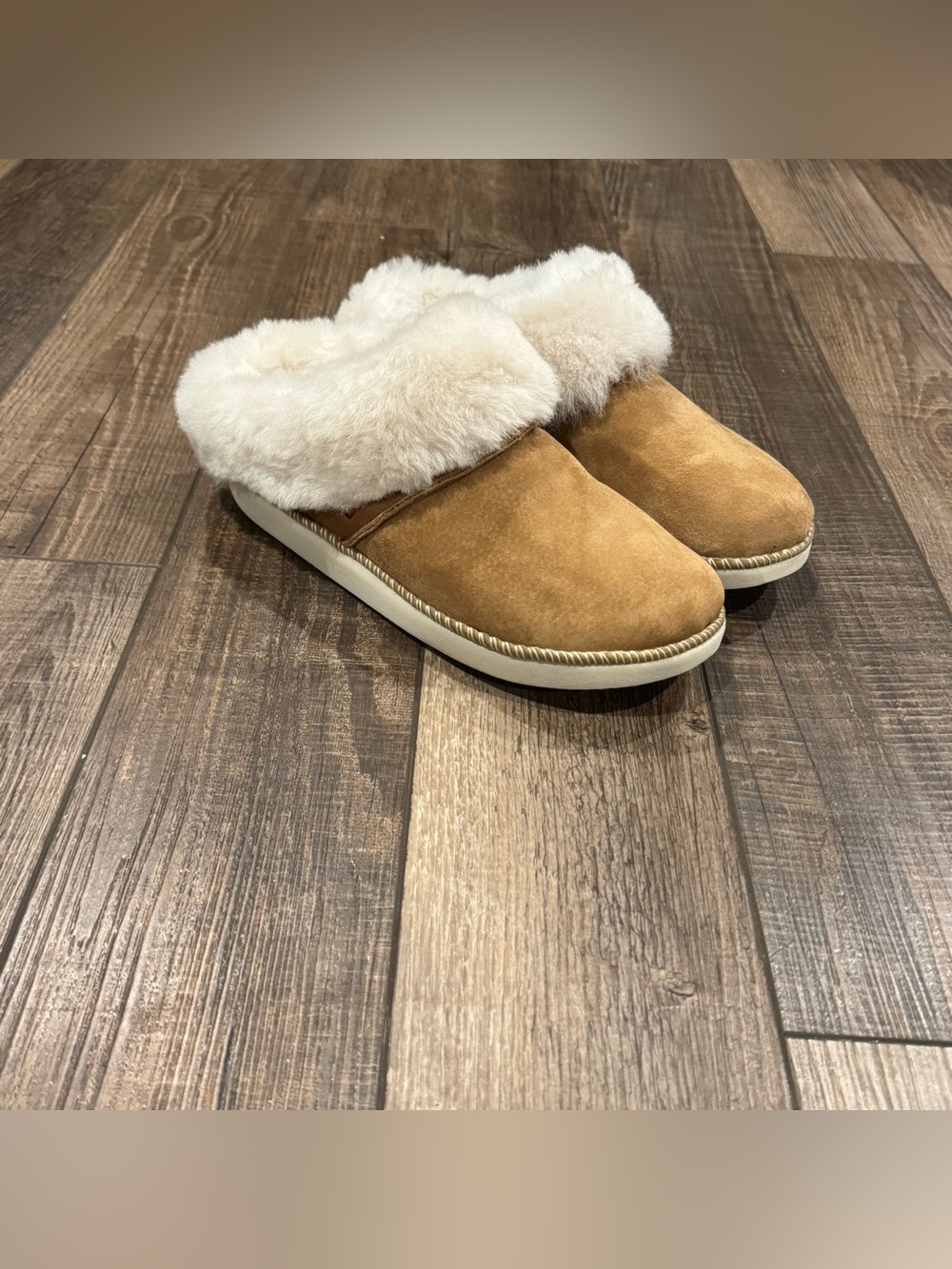 OluKai Ku'i Womens Slippers W8 Tan Leather Shearling Indoor Outdoor NEW